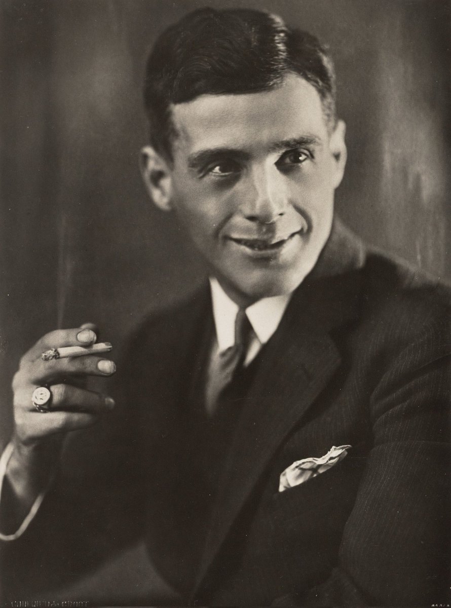 1 juli 1939, sterfdag van cabaretier Louis Davids (Simon David, 1883-1939). In 1931 trad Louis Davids toe tot het Kurhaus-cabaret in Scheveningen en bereikte zijn roem een hoogtepunt.
Wim Kan en Corry Vonk traden bij hem op en Wim Sonneveld begon zijn carrière bij Davids.