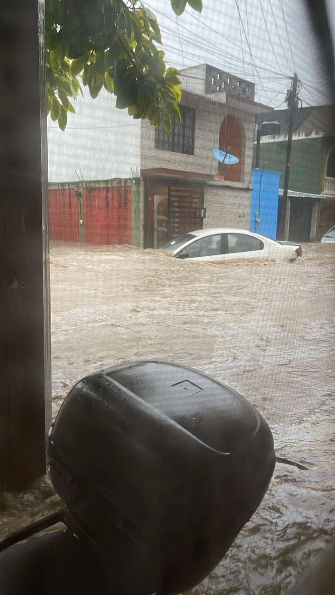 marescamilla's tweet photo. TAMAZUNCHALE,  SLP.- Durante la tarde de este dia incesante lluvia desbordó un arroyo e inundó a la colonia Loma  Bonita, afortunadamente solo se registraron perdidas materiales. https://t.co/UNhreP4Ajq