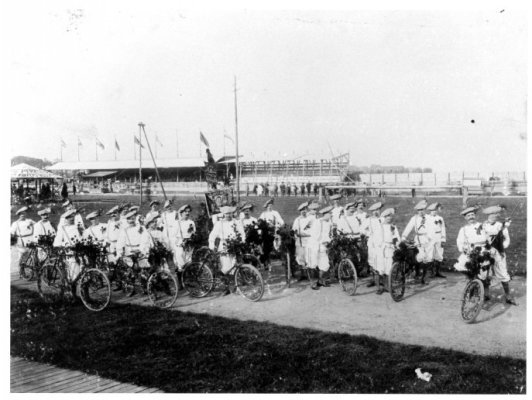 Onder de naam Nederlandsche Vélocipèdisten-Bond is op 1 juli 1883  de ANWB opgericht. Het was een initiatief van leden van de Haagse en Haarlemse fietsclubs. In 1885 werd de naam Algemeene Nederlandsche Wielrijders Bond, waar de afkorting ANWB vandaan komt.