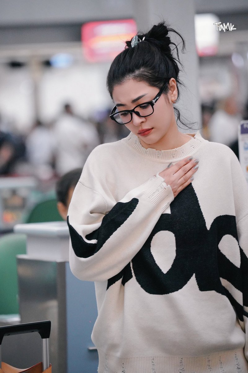 fayeunfoldsvn's tweet photo. Ngày đầu ảnh tới ✈️ áo mất mấy cái cúc 🥲
Ngày thứ hai lên sân khấu 🎤 moi túi trên túi dưới không có một đồng nào 🫣
Ngày cuối về lại thì cái áo rách như zầy đó 🥹👕

Anh nghèo thật sự nha mấy ní 😭🫶
Thôy thì về đây tụi em nuôi nha anh ưi 💓💝
#FayePeraya https://t.co/QEcB6glDuA