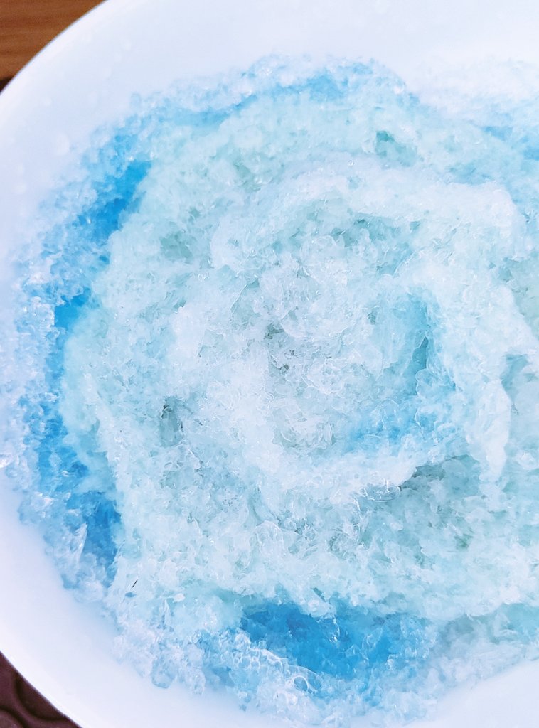 yonosuke27's tweet image. 今日のかき氷🍧
色的に日向イメージだったけど、僕青っぽいかも🐧ペンギン的にはどっちも可