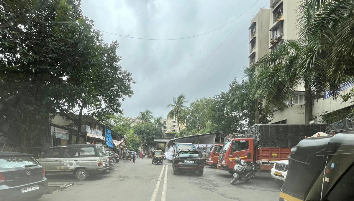 AmitJuneja2509's tweet photo. Illegal garages built on the road near gaurav garden complex bunder pakadi road kandivali west &amp; illegal auto &amp; truck stand outside gaurav garden complex no footpath left for common people to walk all illegal garages has taken over footpath need help @mybmc @MTPHereToHelp https://t.co/YqNJjDnKSM
