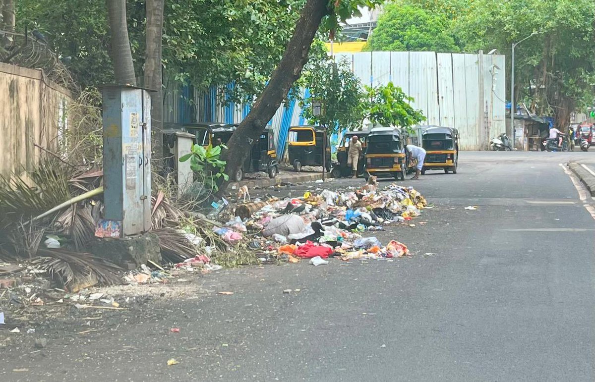 AmitJuneja2509's tweet photo. Illegal garages built on the road near gaurav garden complex bunder pakadi road kandivali west &amp; illegal auto &amp; truck stand outside gaurav garden complex no footpath left for common people to walk all illegal garages has taken over footpath need help @mybmc @MTPHereToHelp https://t.co/YqNJjDnKSM