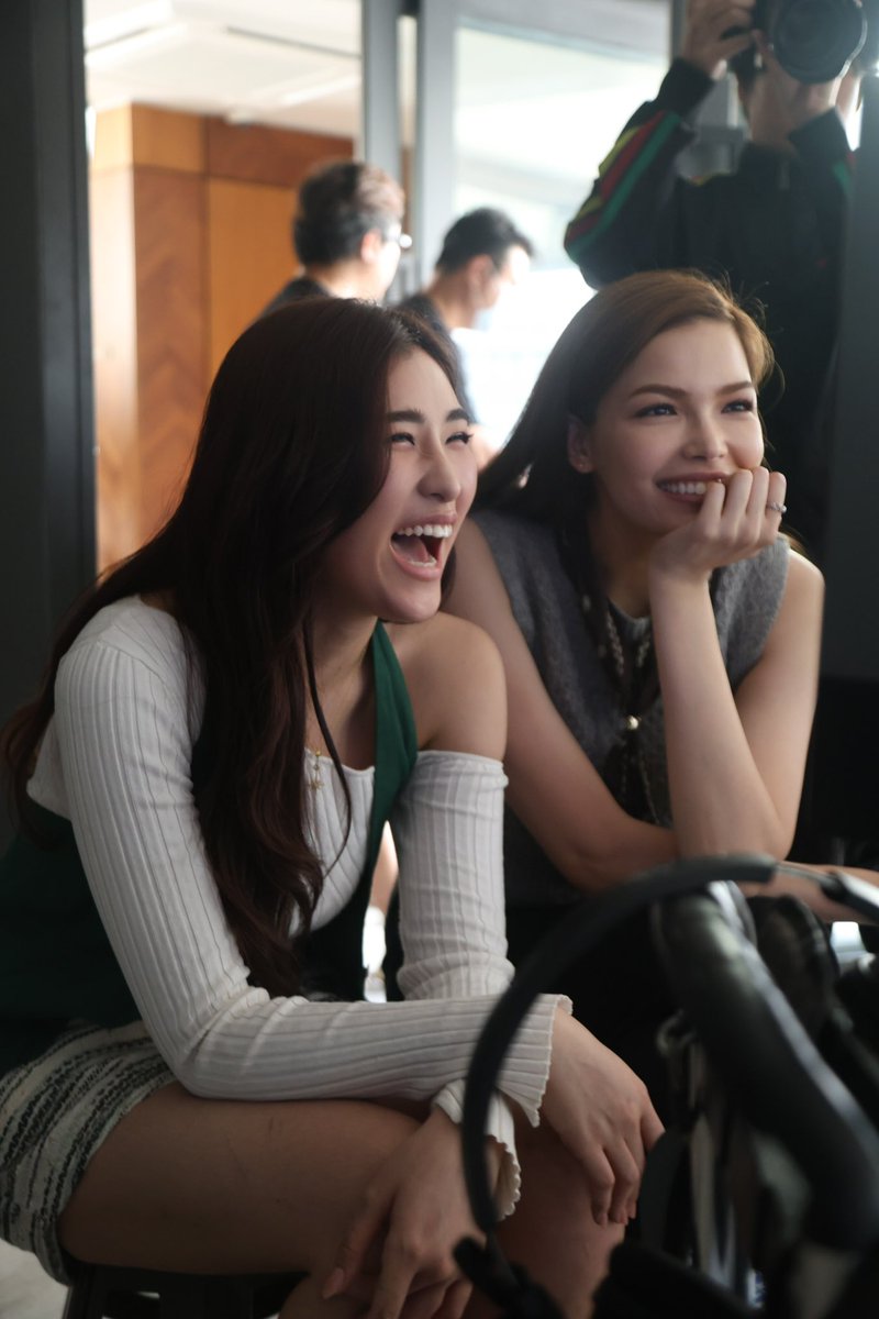 DUQQ_official's tweet photo. นำภาพโมเม้นท์เบื้องหลังการถ่ายทำ(ซีนเช้า)ของเซย่าฟ้าใสมาฝากทุกคนนะคะ
“The Hidden Blood Series - เลือดห้ามรัก” #thehiddenblood #เลือดห้ามรัก #เซย่าฟ้าใส #DUQQ #seyafahsai #ureka #gldrama #girllove #เซย่าทองเจือ #ฟ้าใสปวีณสุดา https://t.co/90Wfd1crEz