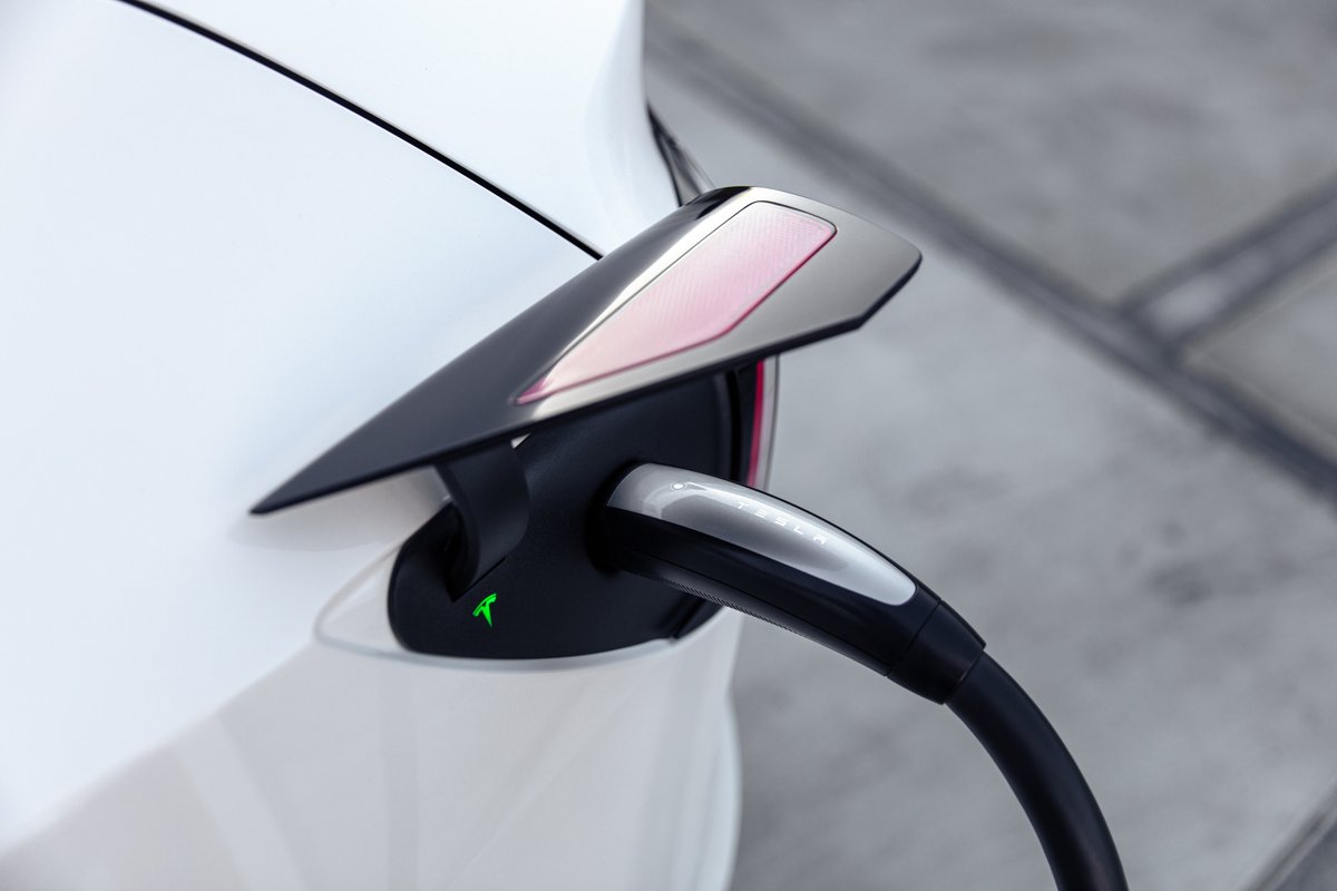 The Tesla Newswire tweet media