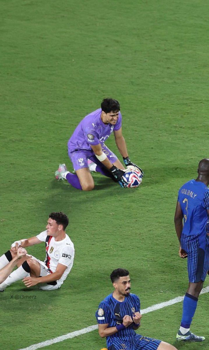 هل تأملت حال بونو لحظة صافرة الحكم 😢💙