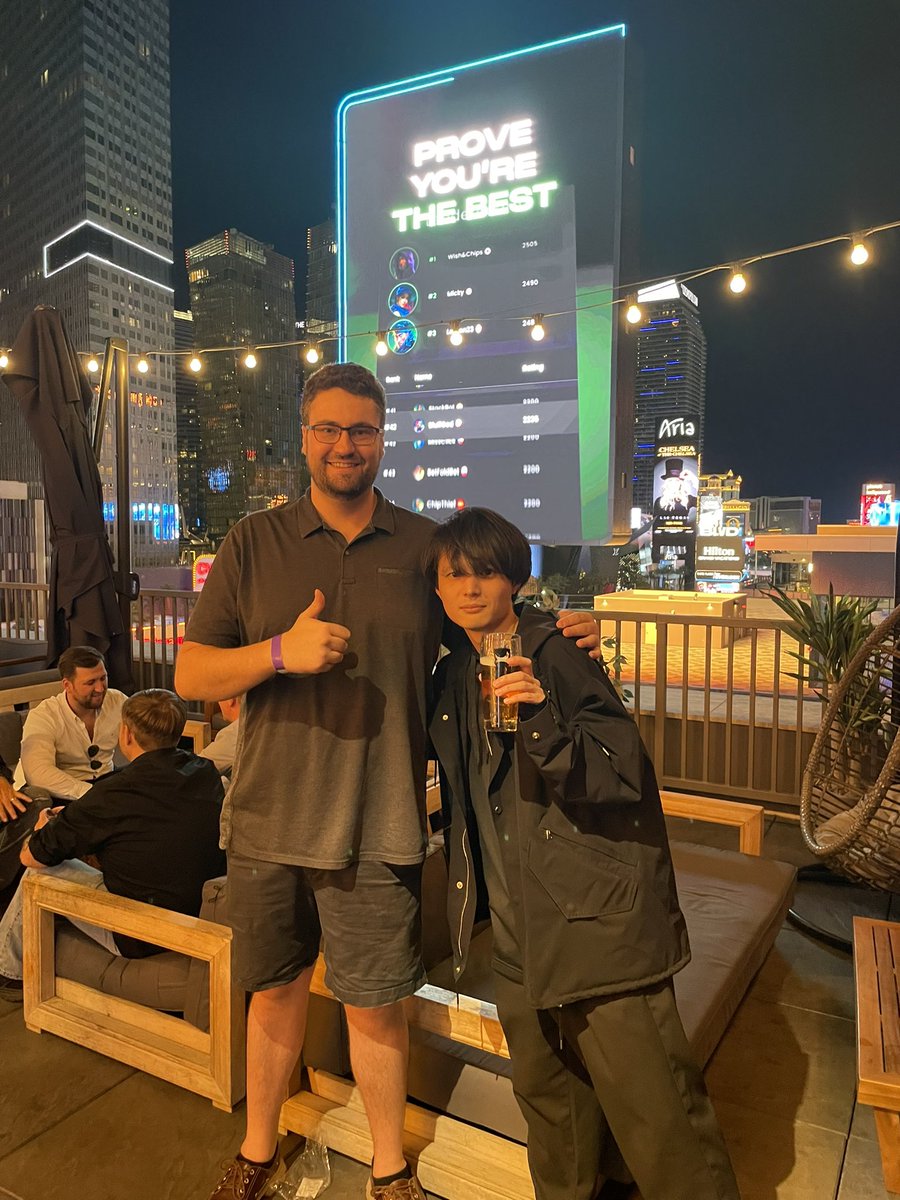 wizard partyでtombosと写真！！
後ろにはwizardの広告

Vegasきて良かった！