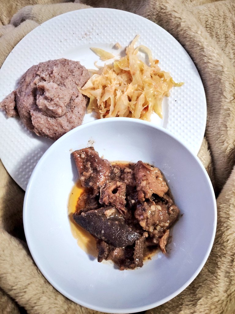 MayWeatherBabe's tweet photo. Mokgwaa breakfast in bed ya bogobe bja mabele ka mala mogodu le cabbage 😋🤌🏾 #SepediBreakfast #MokgwaaMakako #BreakfastChronicles #LeratoLaDijo https://t.co/WbomCGJRum