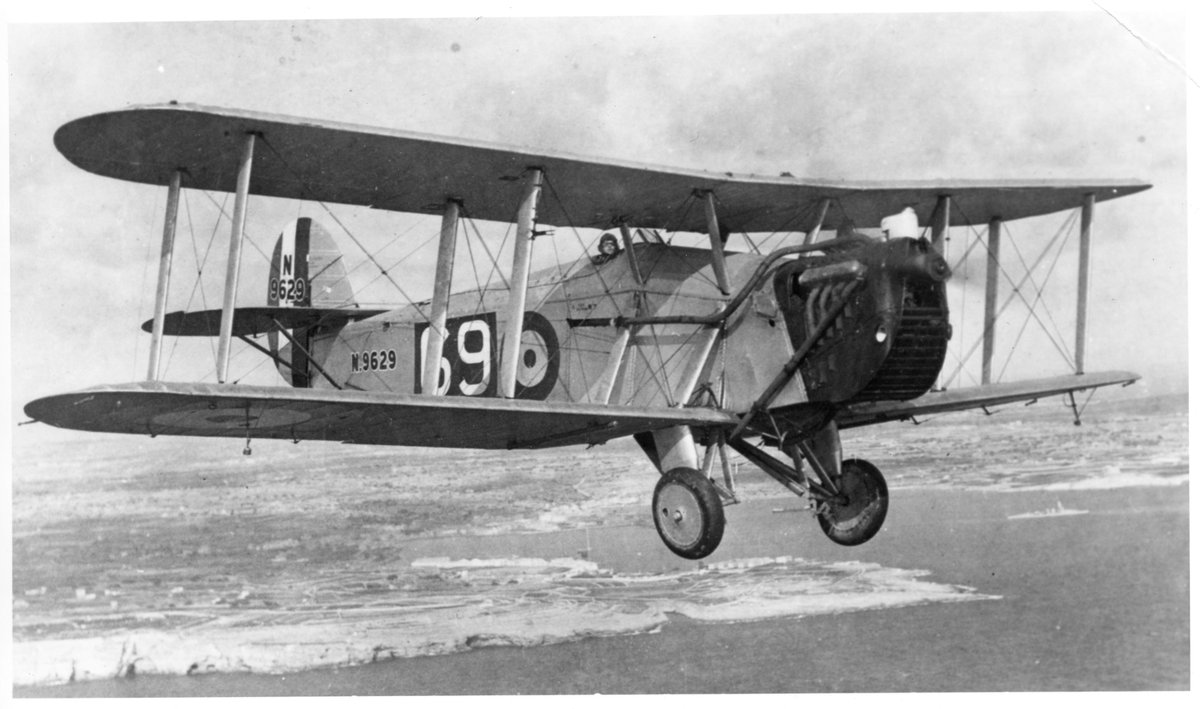 NatMuseumRN's tweet image. 🛩️ On 1 July 1914, the Naval Wing of the Royal Flying Corps became the Royal Naval Air Service.
By 1925, the Fleet Air Arm, achieved its first night deck landing, Flight Lt. Boyce landing a Blackburn Dart on HMS Furious.
🔍 bit.ly/3nZHXeD
E03415-0001 - Blackburn Dart