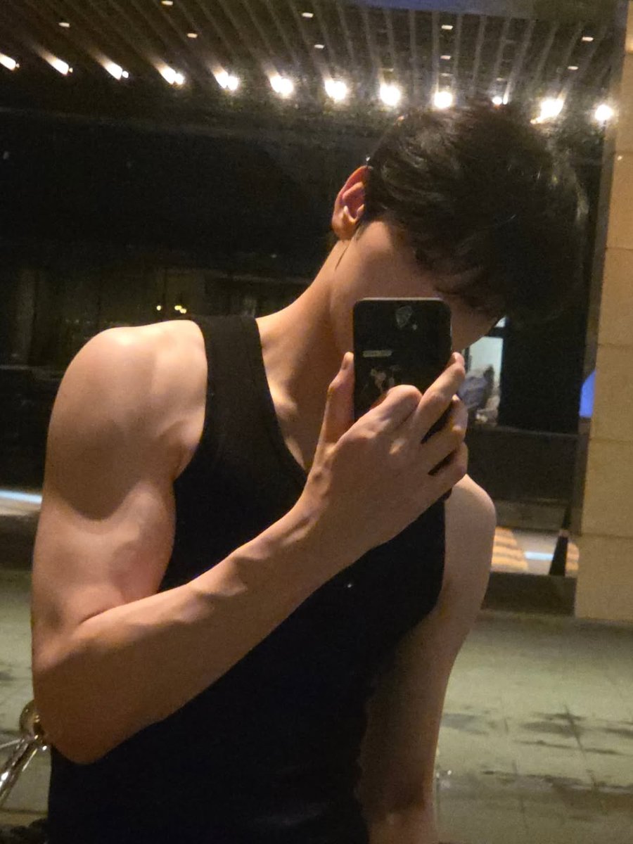 csbshour's tweet photo. HIS ARMS OMG??? https://t.co/PSWa2koB6n