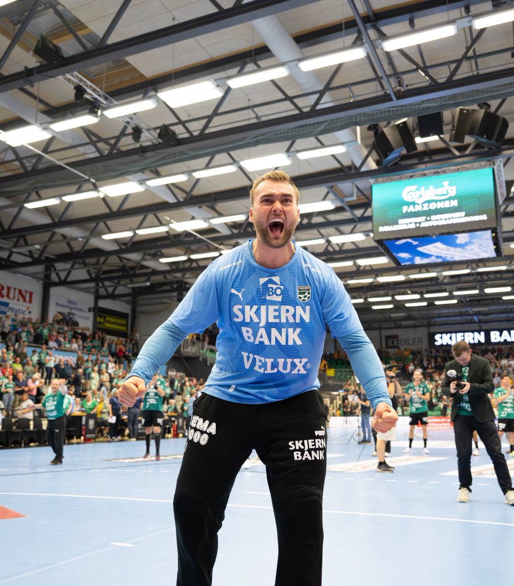 Fransk eventyr venter om et år: Skjern-keeper købt fri af kontrakten 🤝

Skjerns populære målmand, Christoffer Bonde, siger til næste sommer farvel og på gensyn med den vestjyske klub 💚

Den franske storklub, HBC Nantes, har indløst Bondes frikøbsklausul, hvorfor keeperen