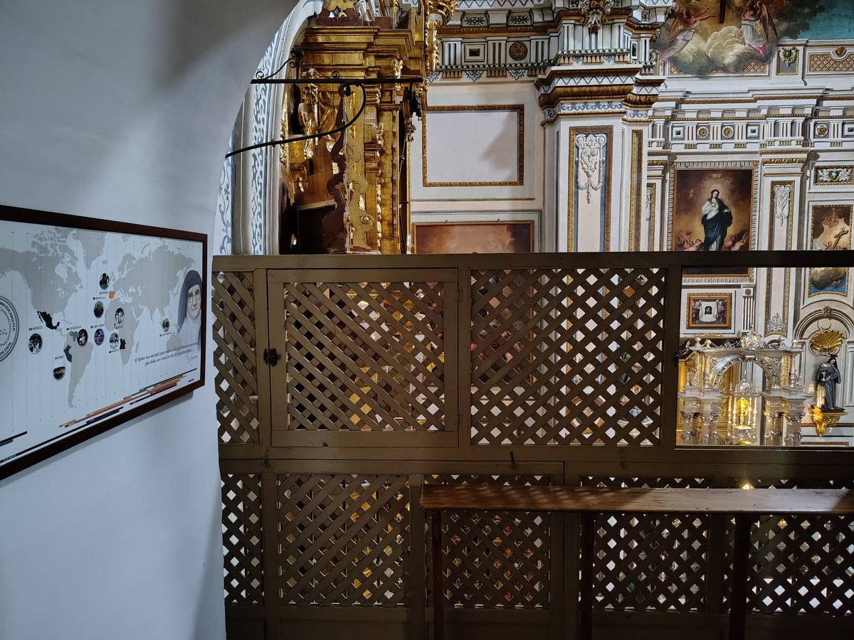 ¡Un auténtico regalo del cielo!
Desde la comunidad de nuestras hermanas Capuchinas de San Antón (Granada), nos comparten con alegría:
"Hemos puesto el cuadro en la tribuna de Madre Trinidad, en el lugar donde ella adoraba al Santísimo y Dios le manifestó su misión. (Abrimos HILO)