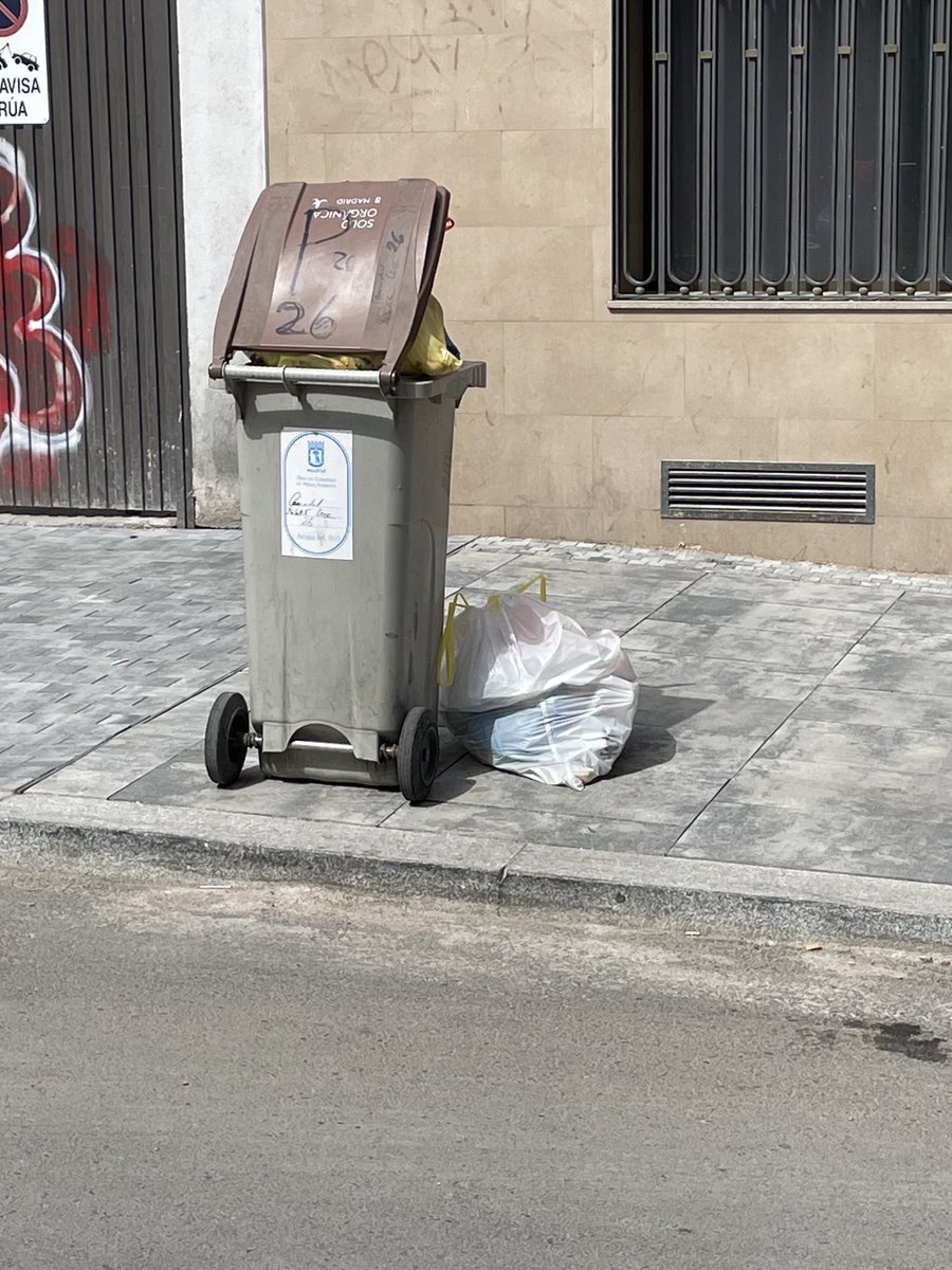 Isabelita Usera,28-30. Un no parar de suciedad con esta ⁦<a href="/jmd_usera/">Distrito de Usera</a>⁩ ⁦<a href="/Lineamadrid/">Línea Madrid</a>⁩ ⁦<a href="/policiademadrid/">Policía Municipal de Madrid</a>⁩ ⁦<a href="/SoniaCQ/">Sonia Cea Quintana</a>⁩ ⁦<a href="/Mtnezparamo/">José A Mtnez Páramo</a>⁩ ⁦<a href="/bcarabante/">Borja Carabante</a>⁩ ⁦<a href="/AlmeidaPP_/">José Luis Martínez-Almeida</a>⁩