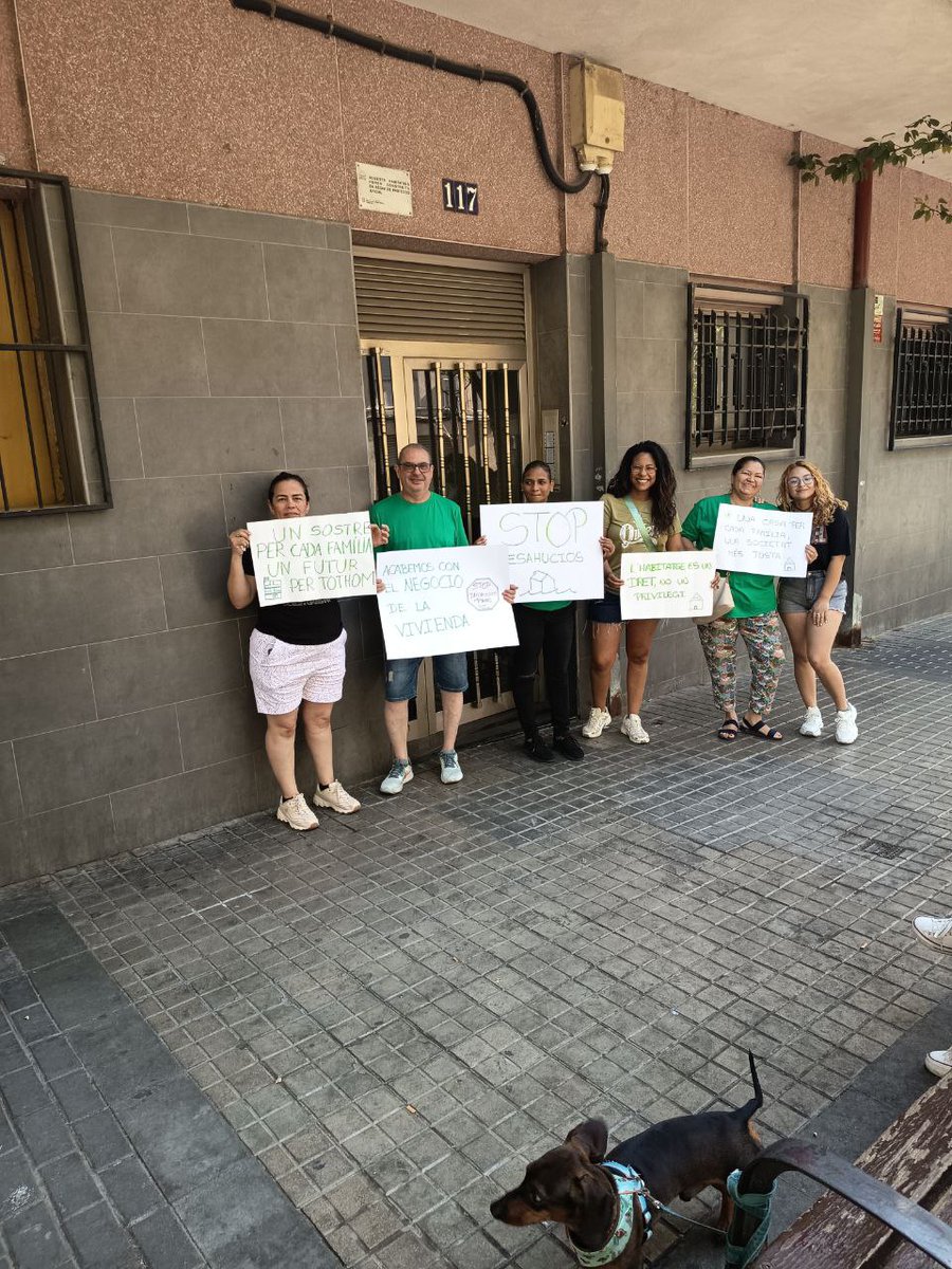 Uno, no, dos. Dos desahucios paralizados en la puerta. 

¡Gracias compahc's! 💚💚💚