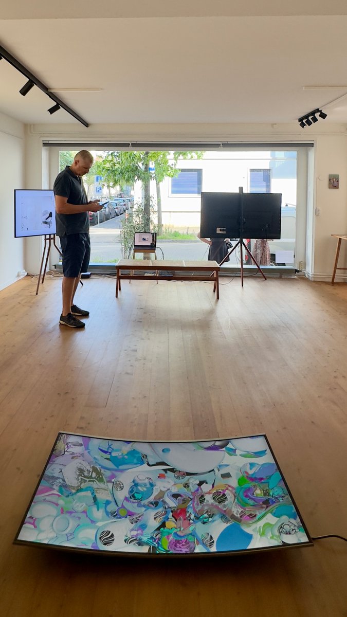 grebenshi's tweet photo. @linda__global @objktcom @thisistolo @mallowdotart another big chunk takes place on a few screens.
@SuperRare series ~muñañyo~ is represented with one
full here: https://t.co/crBXJXZiBi https://t.co/h7Pn7IBXH5