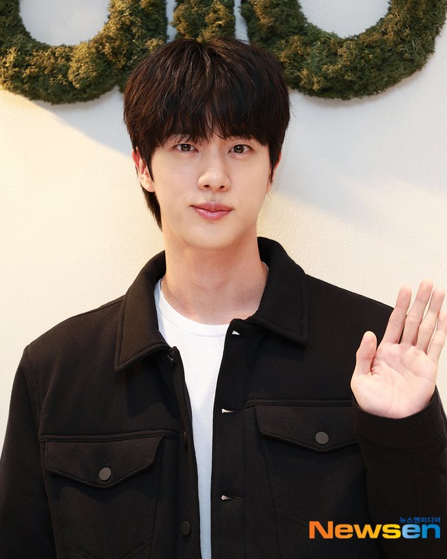 seokjinfile's tweet photo. JIN AT ALO SEOUL PHOTO CALL https://t.co/h5eKD65JE9