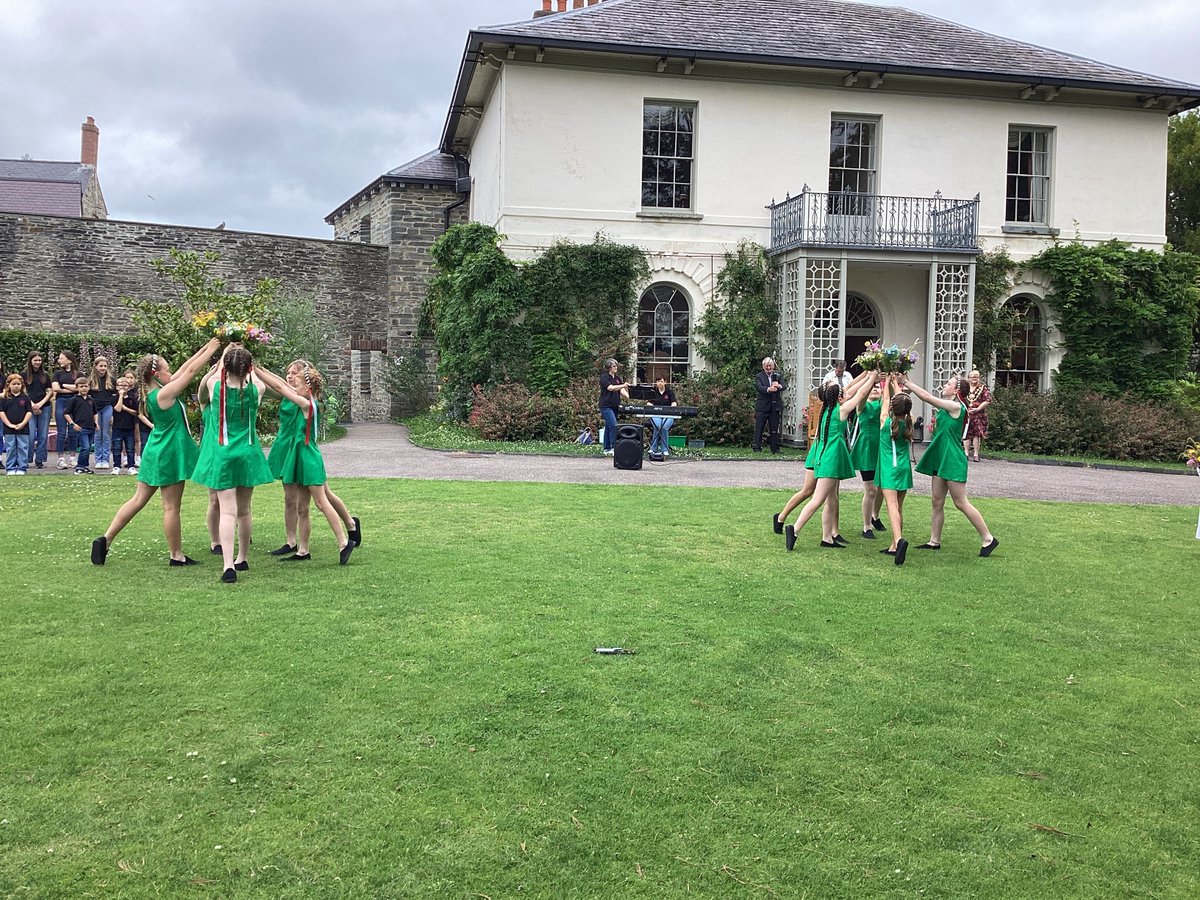 Diolch yn fawr i ferched y Ddawns Flodau am wneud eu gwaith mor dda yn seremoni agoriadol Gŵyl Fawr Aberteifi 2025.
A big thank you to the girls for taking part successfully in the Dawns Flodau in the 2025 Gŵyl Fawr proclomation ceremony.