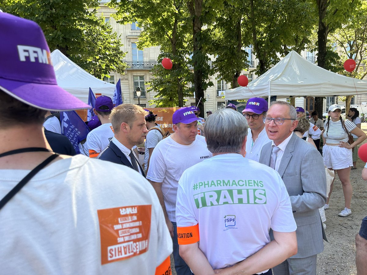 FSPF (@fspfsyndicat) on Twitter photo 🚨 En direct de la manif | La mobilisation démarre. Des échanges ont lieu, plusieurs milliers de manifestants sont réunis à côté de l’Assemblée nationale. Nous dialoguons avec les députés <a href="/SDelautrette/">Stéphane DELAUTRETTE</a>, <a href="/RomainEskenazi/">Romain Eskenazi</a> et <a href="/KARLOLIVE/">KARL OLIVE</a> .
#Trahis #Soignants #Pharmaciens 🚨 En direct de la manif | La mobilisation démarre. Des échanges ont lieu, plusieurs milliers de manifestants sont réunis à côté de l’Assemblée nationale. Nous dialoguons avec les députés <a href="/SDelautrette/">Stéphane DELAUTRETTE</a>, <a href="/RomainEskenazi/">Romain Eskenazi</a> et <a href="/KARLOLIVE/">KARL OLIVE</a> .
#Trahis #Soignants #Pharmaciens