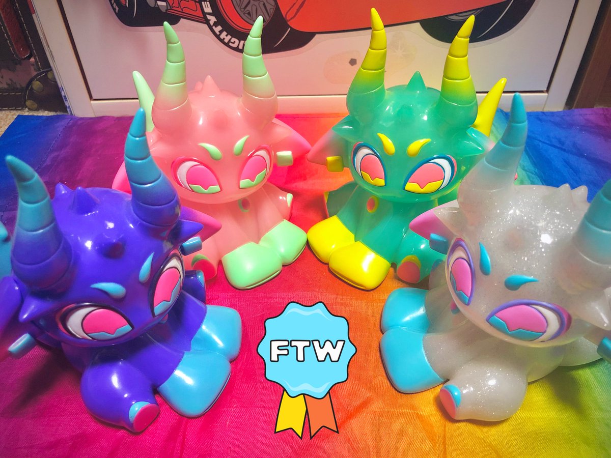 デザフェスで販売するヒュウロンはこちらの4色です！左から ・トイ