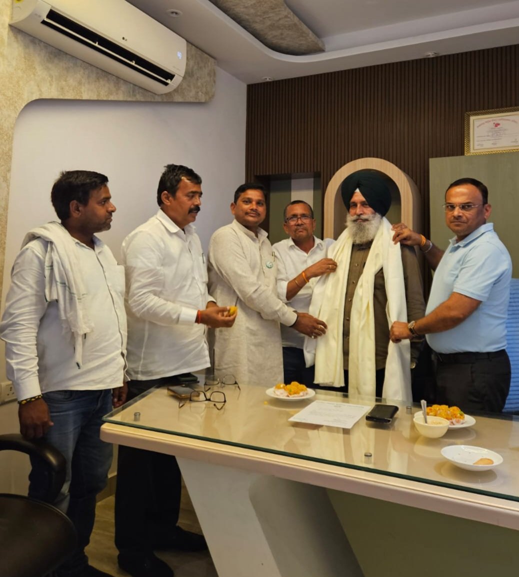 Harinambkua's tweet photo. हमारे पुराने साथी भाई सरदार गुरमीत सिंह की घर वापसी और आज उत्तर प्रदेश के कृषि डायरेक्टर से हम दोनों लोग मिले इस संकल्प के साथ सरदार गुरमीत सिंह ने घर वापसी की है कि किसानों के कार्य वहां नहीं हो पा रहे हैं जाति और पैसे के बल पर संगठन में लोगों को स्थान दिया जा रहा है https://t.co/UImTHA4Mc8