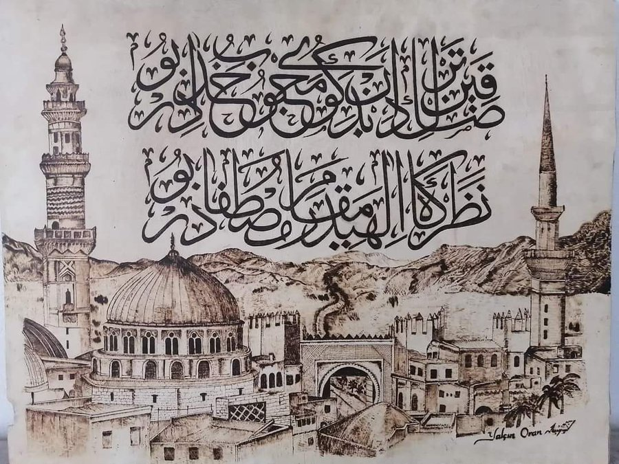 tariharsivi's tweet photo. Şâir Yûsuf Nâbî’nin, hac yolculuğunda, ayağını, sevgili Peygamberimizin kabr-i şerîfine doğru uzatan devlet adamına söylediği şu kasîde ne kadar güzeldir?

Sakın terk-i edebden, kûy-i mahbûb-i Hudâ’dır bu! Nazargâh-i ilâhîdir, makâm-ı Mustafâ’dır bu.
[Edebi terketmekten sakın! Zîrâ burası Allahü teâlânın sevgilisinin bulunduğu yerdir. Bu yer, Hak teâlânın nazar evi, Resûl-i Ekrem’in makâmıdır.]

Habîb-i Kibriyânın hâb-gâhıdır fazîletde, 
Tefevvuk-kerde-i Arş-ı Cenâb-ı Kibriyâ’dır bu. 
[Burası Cenâb-ı Hakk’ın sevgilisinin istirahat ettikleri yerdir. Fazîlet yönünden ise, Arş-ı âlânın üstündedir.]

Bu hâkin pertevinden oldu deycûr-i âdem zâil, 
Â’mâdan açdı mevcûdât dü çeşmin; tûtiyâdır bu.
[Bu mübârek yerin mukaddes toprağının parlaklığından yokluk karanlıkları sona erdi. Yaratılmışlar, iki gözünü körlükten açtı.]

Felekde mâh-ı nev Bâb’üs-Selâmın sîne-çâkidir, 
Bunun kandîli cevzâ Matla-ı nûr-i ziyâdır bu.
 [Gökyüzündeki yeni ay, O’nun kapısının yüreği yaralı âşığıdır. Gökyüzündeki oğlak yıldızı bile O’ nun nûrundan doğmaktadır.]

Mürâât-ı edeb şartıyla gir Nâbî bu dergâha, 
Matâf-ı kudsiyâdır bûse-gâh-ı enbiyâdır bu.
[Ey Nâbî! Bu dergâha edebin şartlarına riâyet ederek gir. Zîrâ burası, büyük meleklerin etrâfında pervâne olduğu yer olup; bu kapının eşiğini, peygamberler bile edeb ve hürmet dairesinde eğilip öperler.]