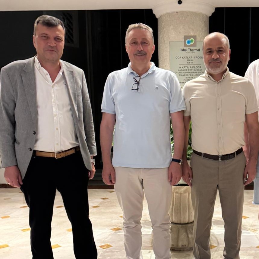 Hessen Şube Başkanımız Muhsin Kıdık, Afyonkarahisar Şubemizi ziyaret etti.Kendilerini Şube Başkanımız Ercan İşlek ve Başkan Yardımcısı Yusuf Balık ağırladı.  Nazik ev sahiplikleri için kendilerine teşekkür ediyor, karşılıklı iş birliğimizin artarak devam etmesini temenni ediyoruz