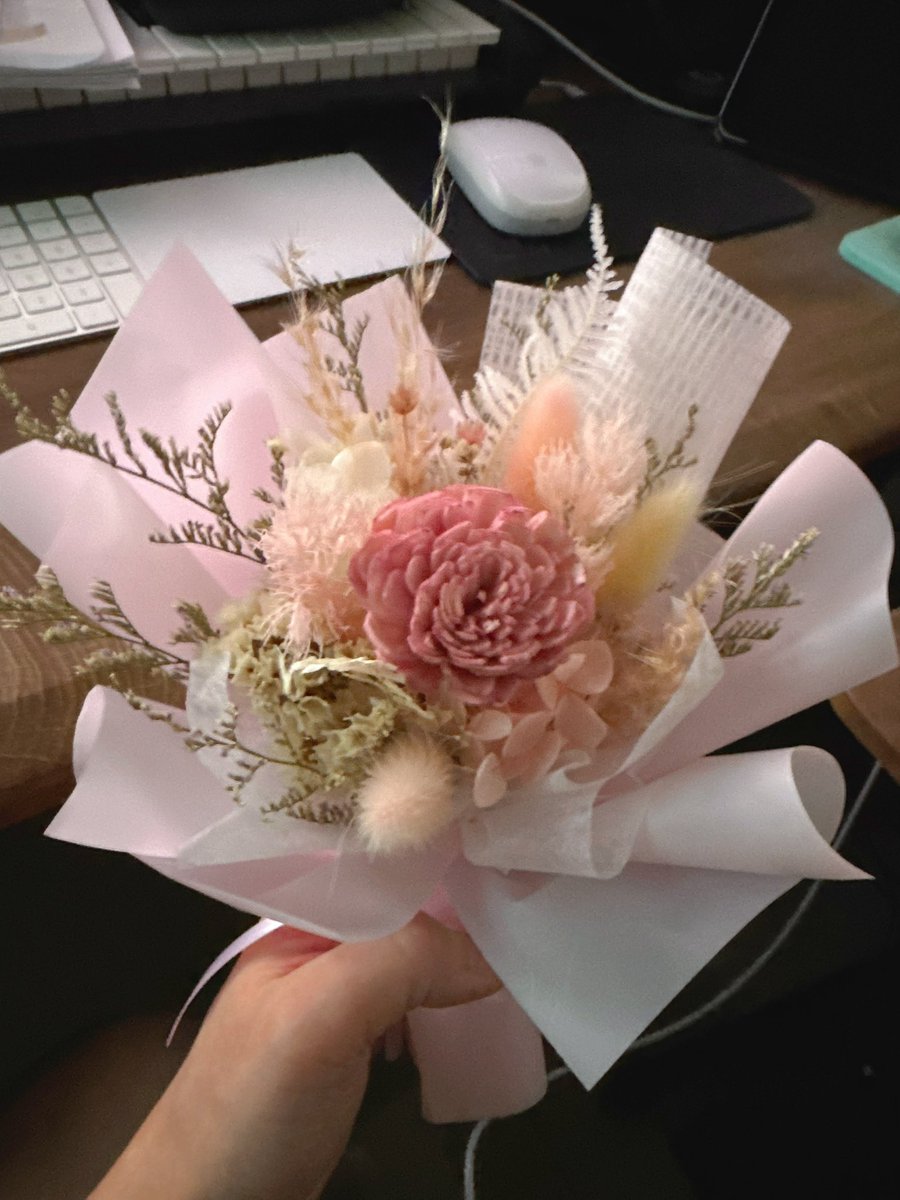 今天收到了一束乾燥花

那人對我說：

「大家都說，男生人生中收到的第一束花，通常是在葬禮上。但你不是。因為我想讓你知道，你值得被愛，而不是一直當那個沒人看懂的人。雖然我不知道我在你心裡算不算什麼，但至少這束花，是我認真想給你的溫柔。」