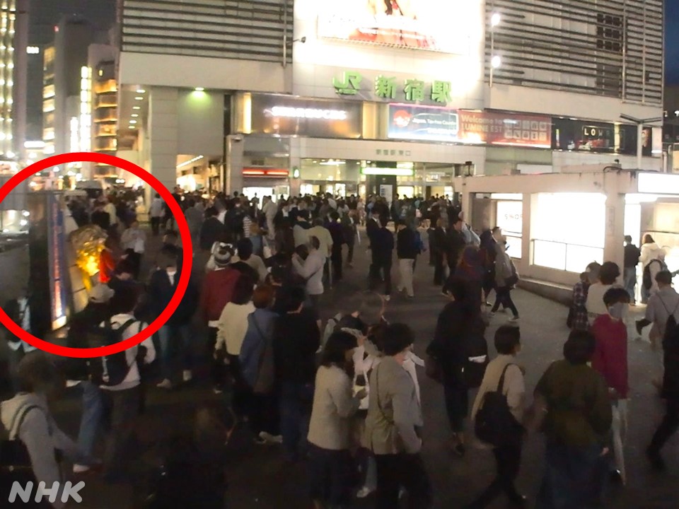nhk_72HR's tweet image. 今週4(金) 夜10:00
#ドキュメント72時間
新宿駅前🦁ライオン像の募金箱💴
JR新宿駅東口前の広場だけど、知らずに通過する人も大勢(赤丸の位置です)。担当は佐藤D。運頼みのロケなのに、写真のように雨だったよう☔さあ、72時間の間にお金を入れる人はどのくらい現れるでしょうか😅