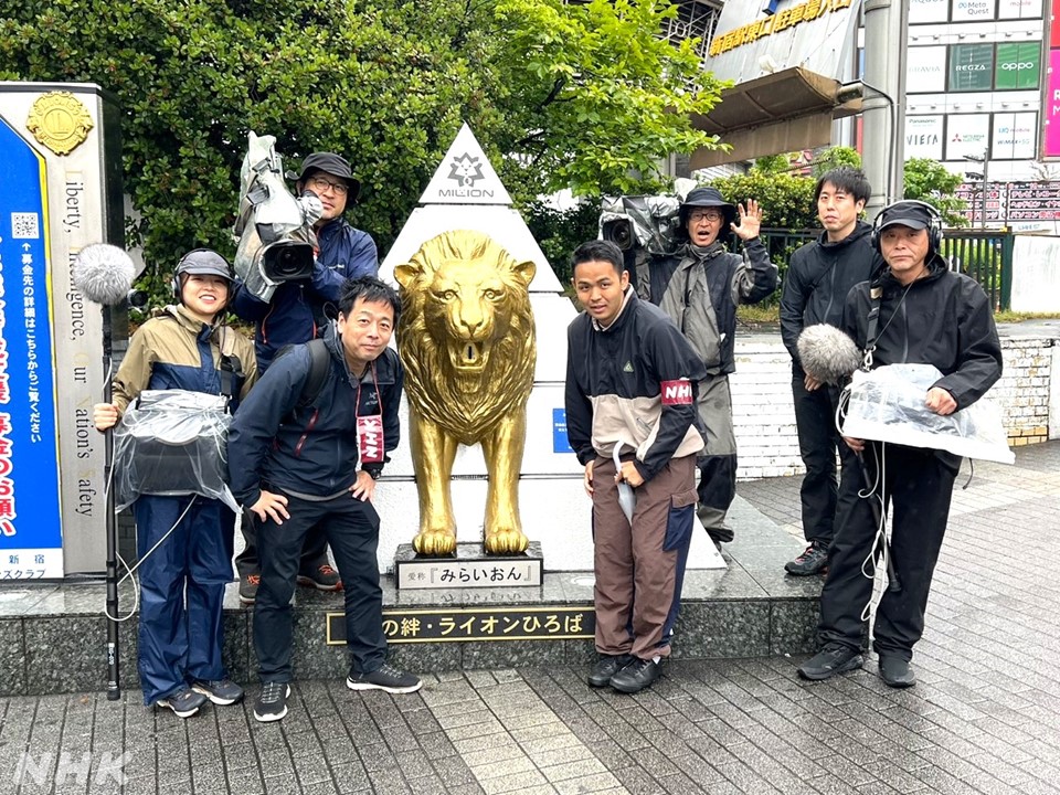 nhk_72HR's tweet image. 今週4(金) 夜10:00
#ドキュメント72時間
新宿駅前🦁ライオン像の募金箱💴
JR新宿駅東口前の広場だけど、知らずに通過する人も大勢(赤丸の位置です)。担当は佐藤D。運頼みのロケなのに、写真のように雨だったよう☔さあ、72時間の間にお金を入れる人はどのくらい現れるでしょうか😅
