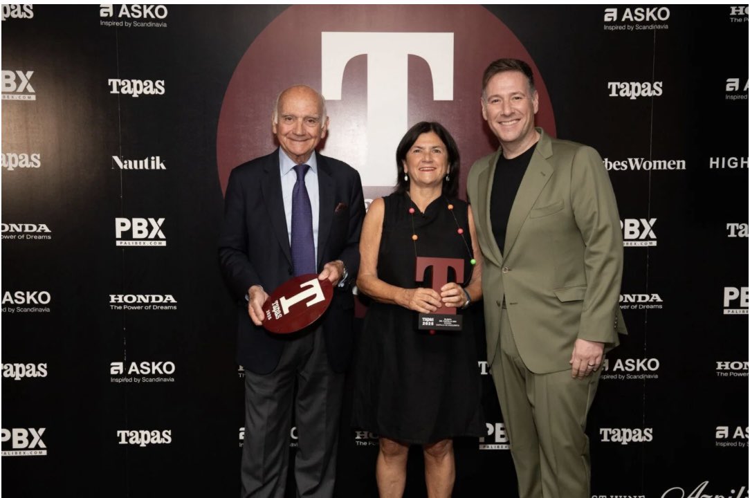 Castillo de Cuzcurrita (@cuzcurritawine) on Twitter photo #Premiosdelvino2025 de <a href="/TapasMagazine/">tapasmagazine</a> muchísimas gracias 🍷🍷 #LaRioja #rioja a nuestro Blanca del Castillo 2021 “un vino de gran calidad y legado histórico”. Entregó <a href="/Carlos_Latre/">Carlos Latre</a> y lo recogieron Pedro Enciso Bergé y Ana Martín Onzáin 👉 tapasmagazine.es/los-mejores-vi… #Premiosdelvino2025 de <a href="/TapasMagazine/">tapasmagazine</a> muchísimas gracias 🍷🍷 #LaRioja #rioja a nuestro Blanca del Castillo 2021 “un vino de gran calidad y legado histórico”. Entregó <a href="/Carlos_Latre/">Carlos Latre</a> y lo recogieron Pedro Enciso Bergé y Ana Martín Onzáin 👉 tapasmagazine.es/los-mejores-vi…