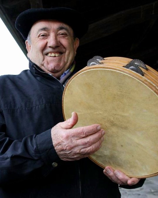 Atzo agurtu genuen KEPA ARRIZABALAGA, trikitixa munduko erreferente handi bat, Bizkaiko trikitixaren ahotsa... itzela zen... bidai on Kepa...

Arrizabalaga zinan
euskaldun oso garbia,
ukatu ez zendulako
inoiz esanda berbia.