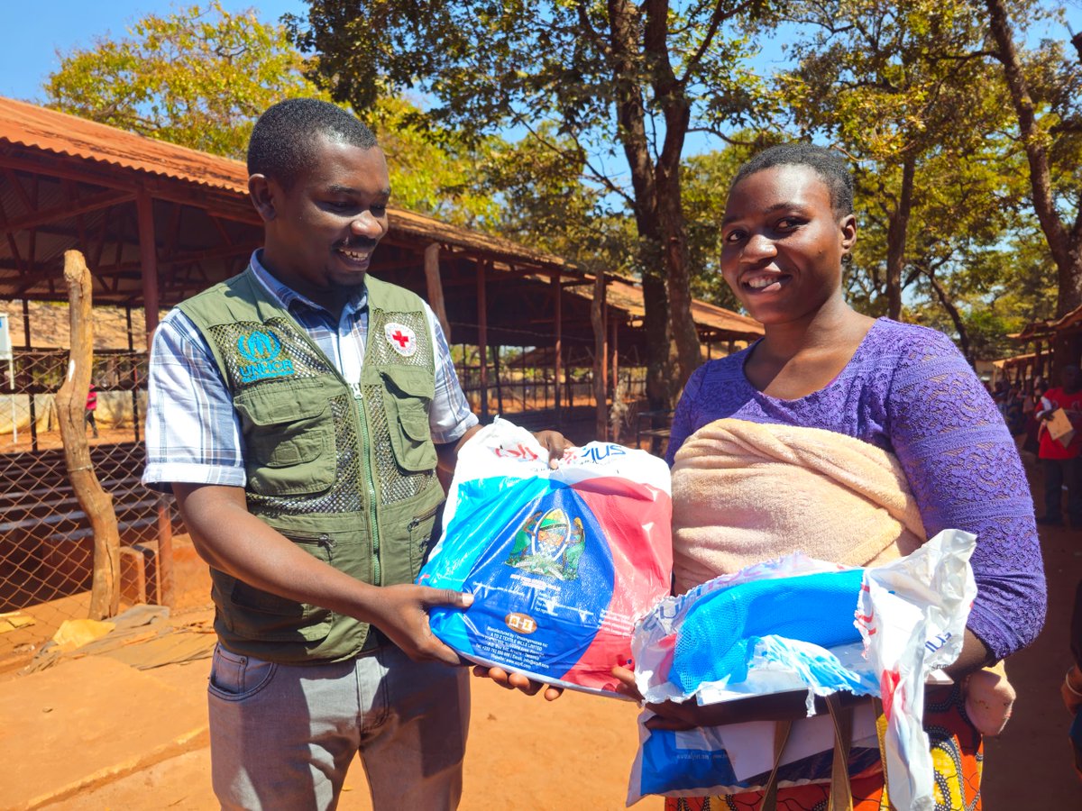 UNHCRTanzania's tweet image. 🇹🇿 Fighting malaria, together!
We appreciate the Government of Tanzania through the Ministry of Health for the donation of over 80,000 mosquito nets to refugees in Tanzania.
This donation is an essential move in our fight against malaria in the country. 🙌
Asante Tanzania!