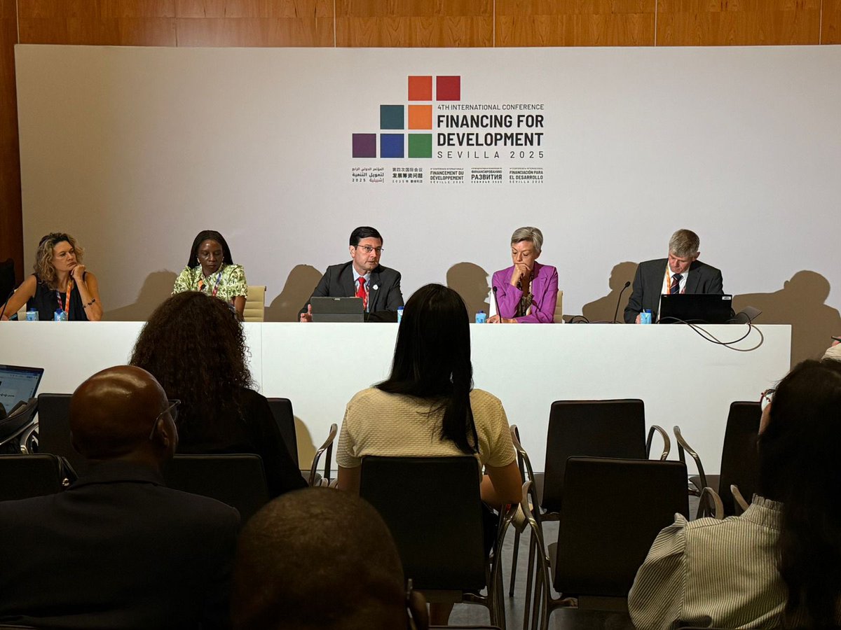 AgendaCAF's tweet photo. “Debemos invertir en capital humano. Sin profesionales capacitados, ningún sistema funcionará, sea sostenible o no”, afirmó @GianpLeonc1, vicepresidente de CAF, durante un evento paralelo de la #FFD4.

Leoncini subrayó la importancia de “impulsar la preparación y maduración de los proyectos antes de iniciar los procesos de compra, evitar soluciones universales y adaptar la integración ESG a los contextos nacionales y a las capacidades de las organizaciones”. 

También señaló que “es fundamental fomentar la colaboración Sur-Sur para compartir innovaciones locales que realmente funcionen”.

"En nuestra experiencia, las adquisiciones no fracasan de manera aislada, sino cuando fallan las etapas previas. Una planificación débil, la escasa preparación técnica y la fragmentación institucional socavan su ejecución”, concluyó.