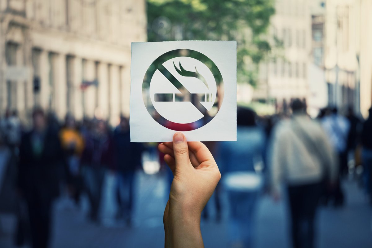 🚭 Le CNCT salue l’extension des espaces sans #tabac, mais regrette l'absence des terrasses et du #vapotage.   
👧 Il demande aussi un renforcement réel des sanctions contre la vente aux mineurs : contrôles accrus, fermeture d’établissement, casier judiciaire en cas de récidive.