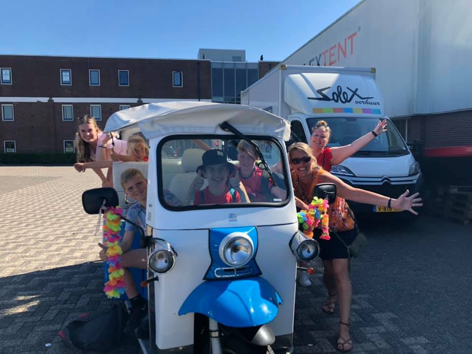 🛺 Zelf rijden in een elektrische TukTuk door de Bollenstreek?
🌷 Route langs bloemenvelden &amp; strand
👨‍👩‍👧‍👦 Voor 4-6 pers, rijbewijs B nodig
📍 Vertrek: Voorhout
🔗 Boek nu: havefunevents.nl/events/tuktuk-…
#uitje #tuktuk #zomer2025