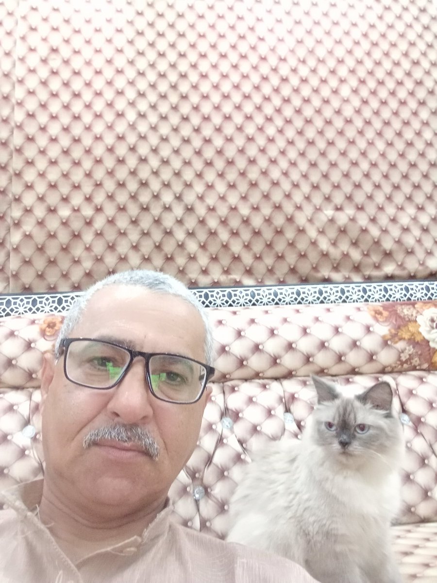 مرت الخمسين
لابوها خواتيم وفصول
جثةٍ أمشي مع الموتى
يميزني الإسـِم

كلما طالت بي الرحلة
على المحمَل 
يشاغبني الفضول :
هو عمـُر عادي 
أو إنه جملة حظوظٍ عسِم !

السؤال اللي يراودني
من الفرضه إلى يوم الوصول :
وش تقول الريح
في إذن الشراع 
ويبتسـِم !