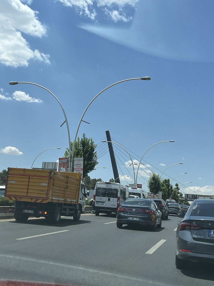 Calkan_'s tweet photo. Günün ortasında çiçek sulanmaya karar verildiği için saçma bir trafik yaşatıyorsunuz insanlara! Başka saatlerde planlayabilirsiniz, sizin yüzünüzden işimize geç kalıyoruz. @ankarabbld https://t.co/eXXy3YZi0n