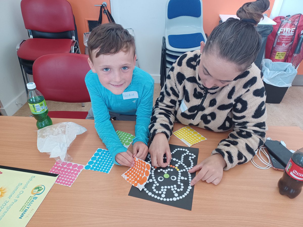 BCFRC1's tweet image. Kids and Adults getting stuck in and enjoying #DottyArt we can't wait to see your creations Guys 🤩😀🤩

#LotsOfColours #LetsGetCreative