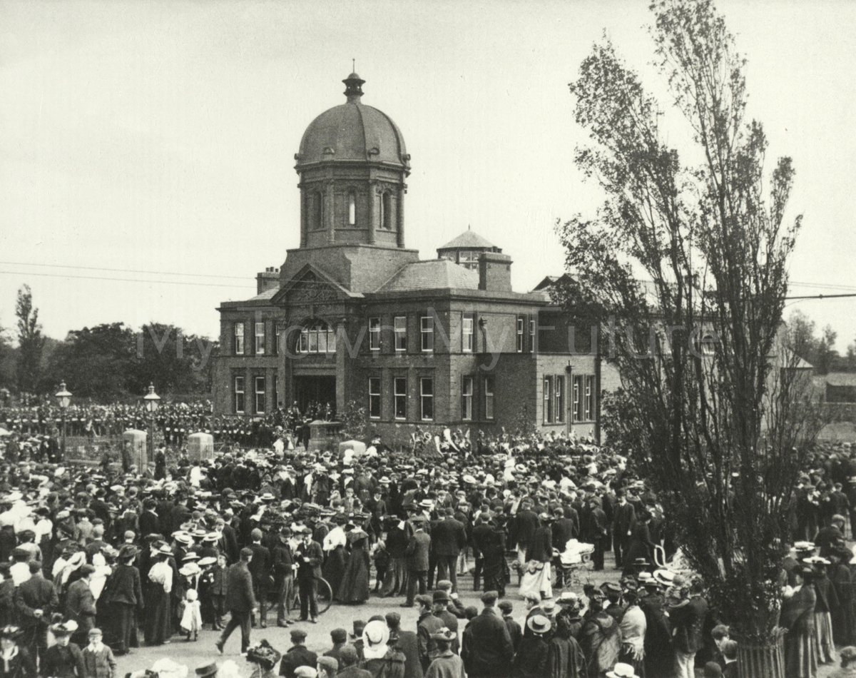 Today marks 121 years since the Dorman Museum in Middlesbrough opened on July 1, 1904.

Here's a great picture from that day.