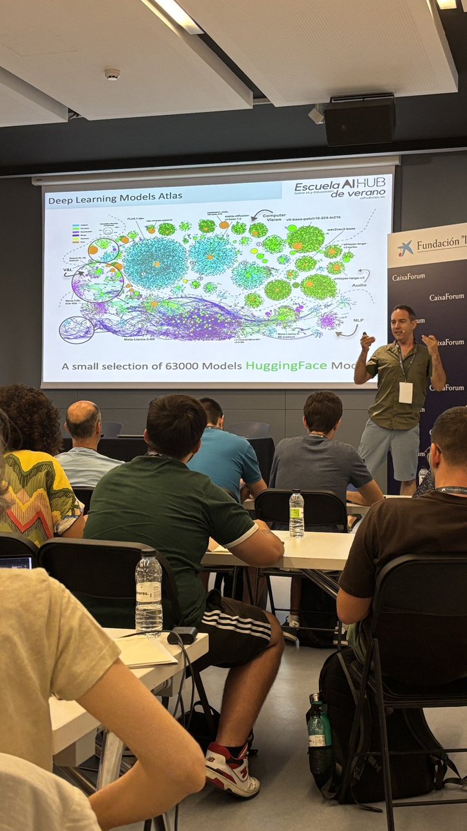AIhubCSIC's tweet photo. @Educaixa @FundlaCaixa 🔬 Ahora en #RetosIA: Martí Sánchez-Fibla nos guía por la evolución del aprendizaje profundo, desde los perceptrones hasta los transformers.
🧠 ¿Qué son las redes neuronales? ¿Cómo aprenden? ¿Qué limitaciones enfrentan los LLMs?
#EscuelaDeVeranoAIHUB #DeepLearning #Transformers https://t.co/onzhw4d9ht