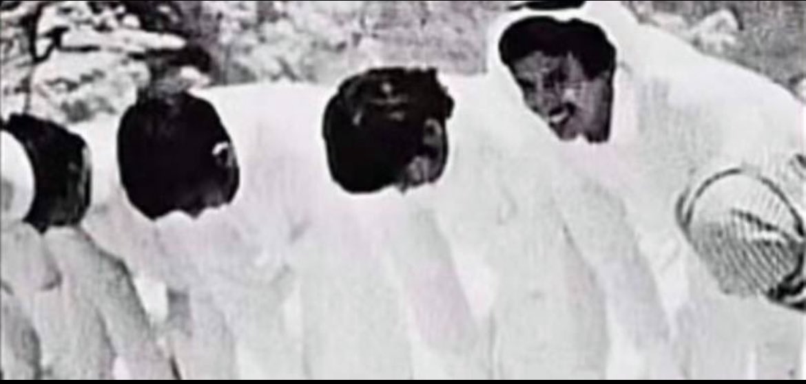 لبيه لبيه وش الي تطلبه قلّي
قلي وش الي تامر وابشر بمطلوبك

بس انتبه لعد تناديني وانا اصلي 
اخاف اترك صلاتي والتفت صوبك .