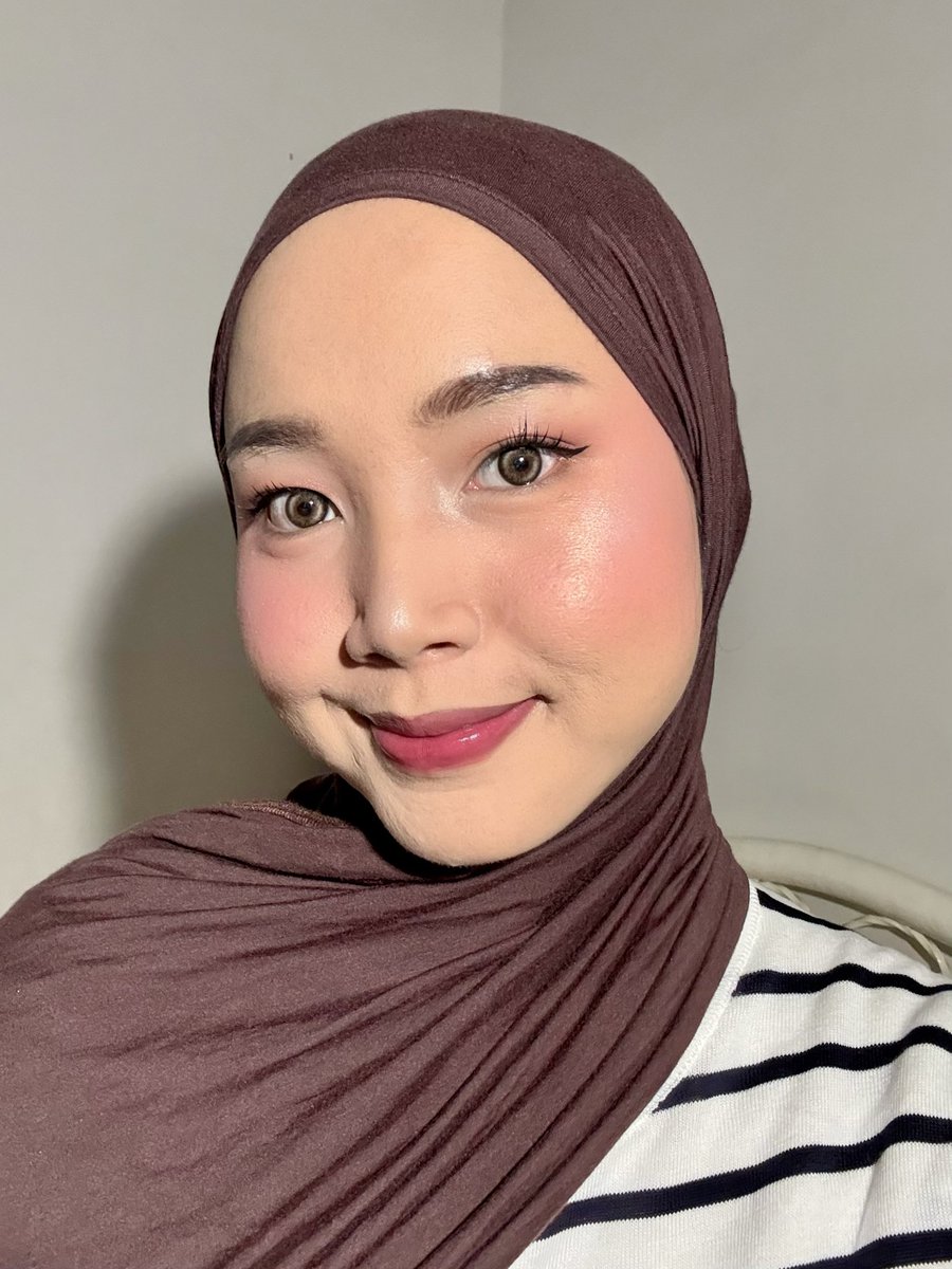 the power of...

✨CONCEALER + LOOSE POWDER✨

pakai punya lokal brand harganya under 100k bener2 makeup sama kulit kawin bgt 😭👍🏻