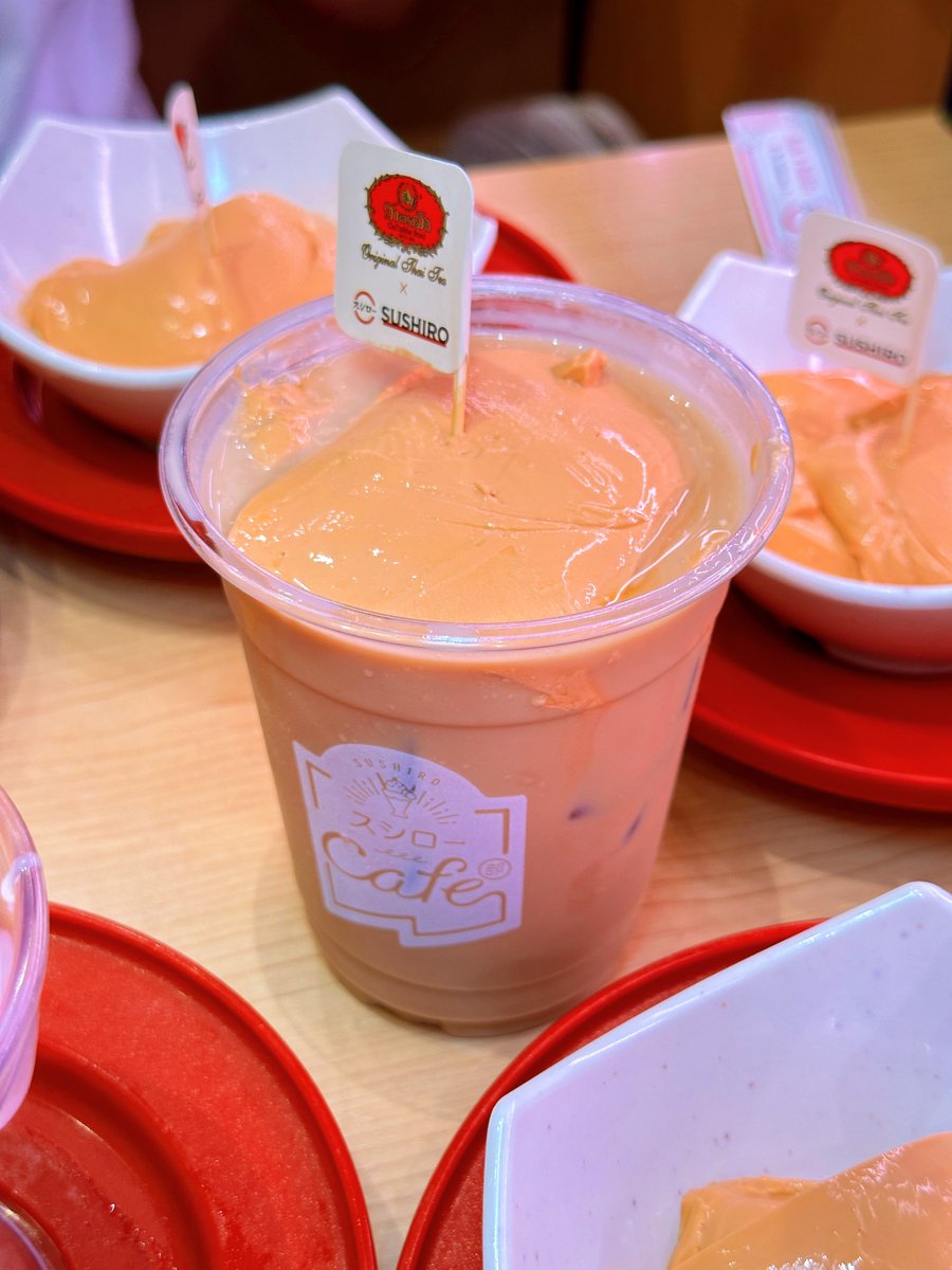 ร้องกรี๊ดหนักมากกก พานาคอตต้าชาไทย ใน Sushiro Thailand กลับมาแล้ววว เลิฟมากตั้งแต่ปีที่แล้ว นุ่มๆดุ๋งๆ หอมชาไทย ปีนี้มาพร้อม พาร์เฟ่ต์ชาไทย ด้วย ไอเลิฟ มารอบนี้กะจะกินจานแดงสัก 3 จาน ที่เหลือเว้นไว้ให้ชาไทยของ ChaTraMue เท่านั้นน อยู่ไปนานๆเลยนะแม่ ชอบบบ