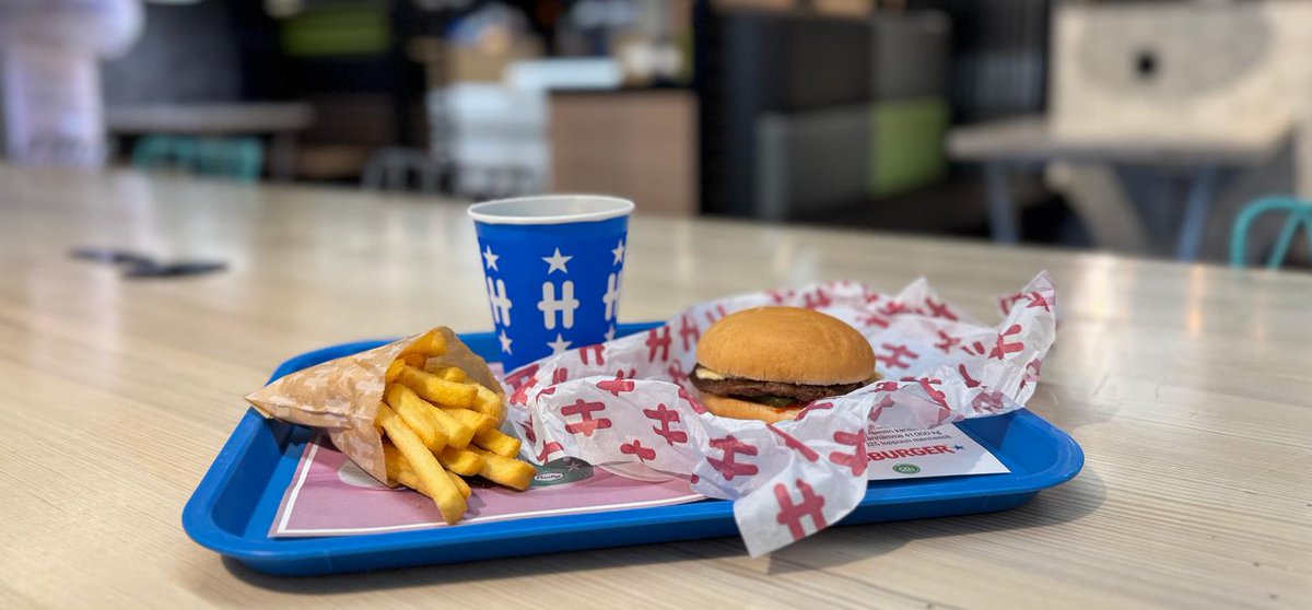 HesburgerFIN's tweet photo. Hesburgerin Lastenaterian myynti lopetetaan keväästä 2026 alkaen. Päätöksen taustalla ovat ketjun vastuullisuustyö, muuttuneet kuluttajaodotukset ja uudet markkinointisuositukset.

Tiedote: https://t.co/dQ5lvEvaJk https://t.co/JXmEbJtQQH
