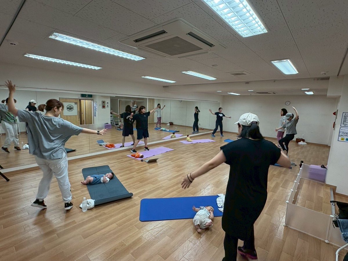 【ベビママBRIDGESの様子👶💓】
親子で一緒に体を動かして、笑顔いっぱいの時間✨️

毎週金曜日、レッスンの前半は親子でふれあいタイム😻
後半はママがしっかり汗をかける運動パートも！🔥
親子で楽しめて、ママ自身もリフレッシュできる60分を一緒に！
 #ベビママ教室 #品川CC #大井町