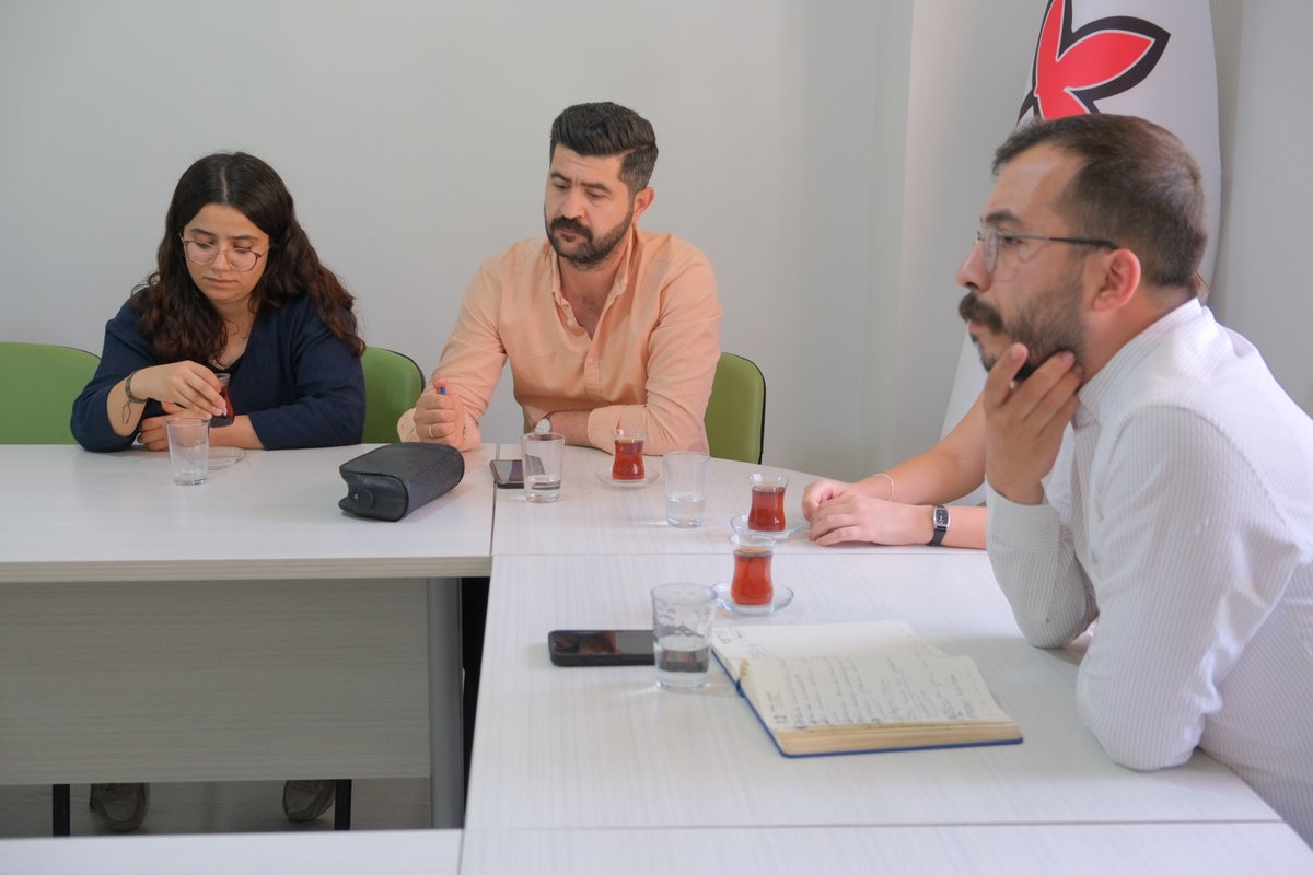 Özgürlük İçin Hukukçular Derneği Amed Şubesi, 18. Olağan Genel Kurulumuzun ardından şubemize tebrik ziyaretinde bulundu.

Nazik ziyaretleri ve dayanışma duyguları için kendilerine içtenlikle teşekkür ederiz.