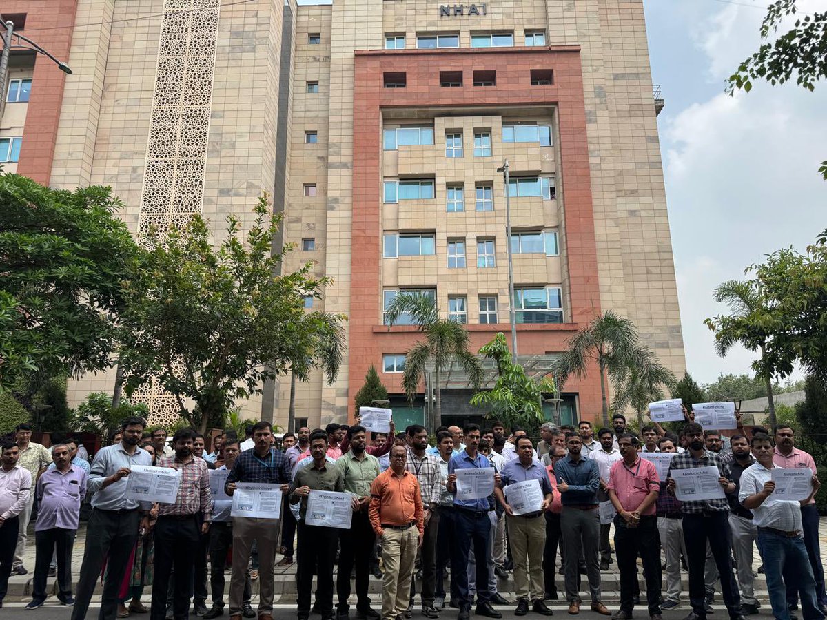 NHAIENGINEERS's tweet photo. Against the manhandling of Achal Jindal Manager(T),  officers of NHAI and CES road gathered today outside the NHAI HQ to peacefully show their resistance and solidarity.
#JusticeForAchal @CESRoads @NHAI_Official @MORTHIndia https://t.co/saK3yLDB0C