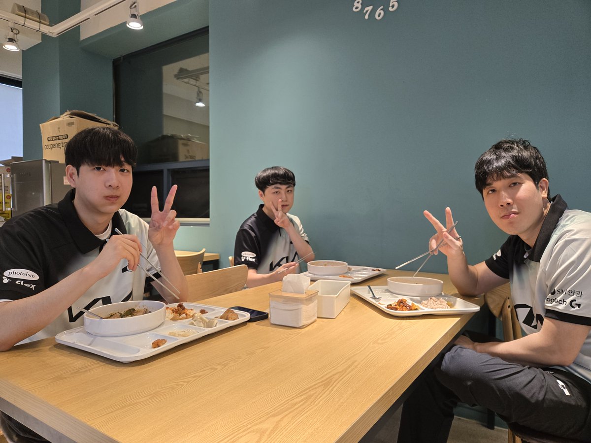 jyjoonlee's tweet image. 많이 기다리셨을듯한 사진.
생각보다 재밌게 이야기들 나누고 있습니다.
비공식 일정 끝나고 식사하는데 허락 받고 촬영/업로드 합니다.
#dpluskia #dkwin #dkshowmaker #dklucid #dkcvmax