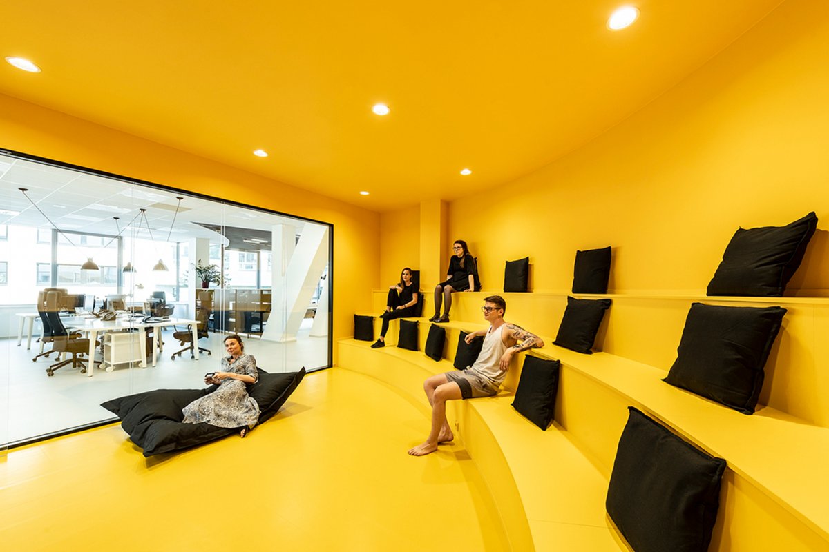 Color drenching = one hue, every surface.
It’s bold. It’s immersive. And it’s back on trend in 2025.
But pulling it off takes more than paint—texture and materiality make all the difference.

📖: swatchbox.com/blog/Color-Dre…

#ColorDrenching #InteriorDesign #DesignTrends #Swatchbox