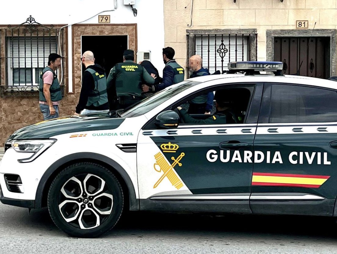 Detenido un profesor de 52 años de Logroño por hacerse pasar por un menor en redes y pedir imágenes sexuales a una niña de 10 años. El acusado trabaja en contacto diario con menores de 3 a 11 años. #StopPederastia elconfidencial.com/espana/2025-07…